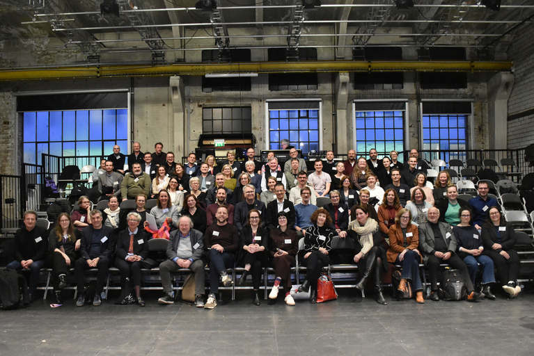 Aufnahme mit den Teilnehmer:innen der 13. Bundweiten Gedenkstätten-Konferenz vom 12.-13. März 2026 im Kulturzentrum Kampnagel in Hamburg. Foto: SHGL/Iris Groschek