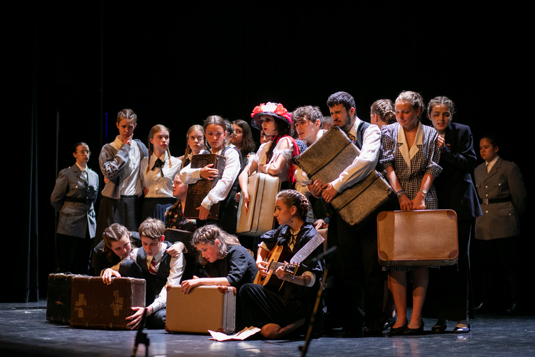 Szenenfoto aus einer Probeaufführung „Wir sind ganz junge Bäumchen“ im Juli 2025 des länderübergreifenden Jugendtheaterprojektes unter Federführung der Jungen Theaterakademie Offenburg. Urheber: Armin Krüger