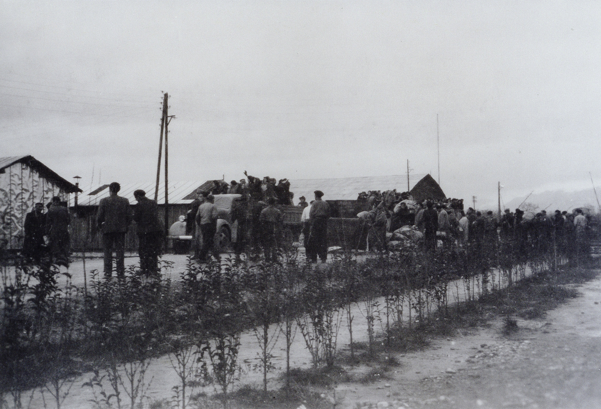 Ankunft von Frauen aus dem Lager Noé in Gurs an einem regnerischen Tag im März 1941. Foto: Maurice Laügt, 4.3.1941, Mémorial de la Shoah, Coll. Maurice Laügt, Eva Laügt, MLXV 181