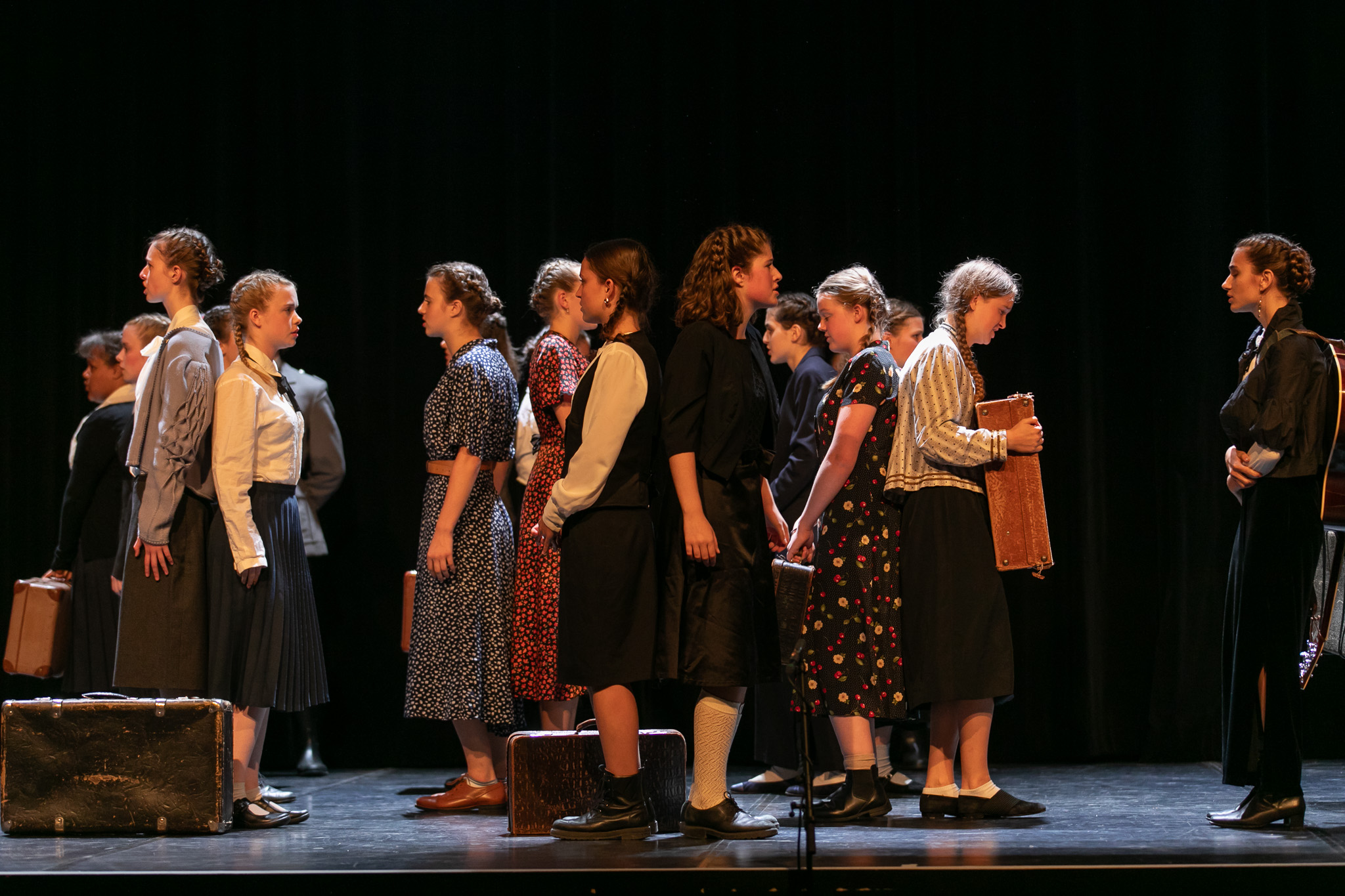 Szenenfoto aus einer Probeaufführung „Wir sind ganz junge Bäumchen“ im Juli 2025 des länderübergreifenden Jugendtheaterprojektes unter Federführung der Jungen Theaterakademie Offenburg. Urheber: Armin Krüger