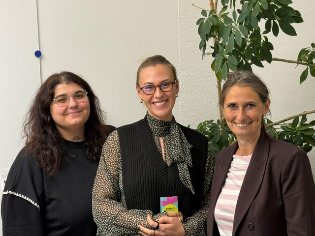 Die Vorständinnen des neugegründeten Fachverbands Erinnerungsbildung (FEB) im Gespräch mit dem Sprecher:innenrat der LAG Erinnerungsarbeit im Saarland. Foto: (v.lks:): Leyla Graf-Taskiran, Paula Geraldy, Jessica Siebeneich.  Urheber: F.M. Hofmann