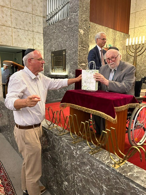 LAGE-Sprecher Frank-Matthias Hofmann überreicht Professor Herbert Jochum ein Präsent im Namen der LAGE. Im Hintergrund der Vorsteher der Synagogengemeinde Saar Daniel Stiefel. Foto: Herbert Günther.