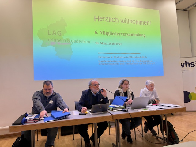 Präsidium der LAG Erinnern & Gedenken e.V. Rheinland-Pfalz bei der Mitgliederversammlung am 28.März 2026 in Trier. Von links nach rechts: Georg Mertes, Förderverein Hinzert; Dr. Franz-Josef Ratter, kommissarischer Vorsitzender der LAG Erinnern & Gedenken e.V. Rheinland-Pfalz, Ricarda Ahmetovic, Förderverein Hinzert; Dr. Gertrud Schanné-Raab, AG Zwangsarbeit Zweibrücken. Foto: LAG Erinnerungsarbeit im Saarland/Frank-Matthias Hofmann