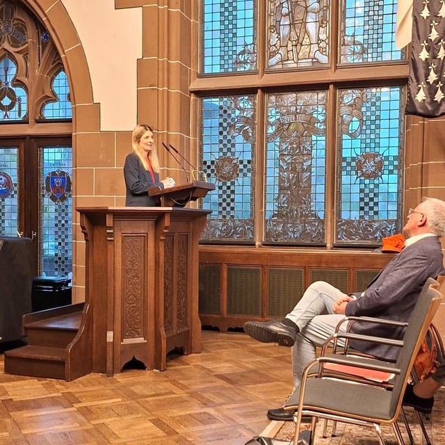 Grußwort der Saarbrücker Bürgermeisterin Barbara Meyer im Hauberisser Saal des Rathauses, in dem die diesjährige Mitgliederversammlung der LAGE am 22.10.26 mit 45 Mitgliedern stattfand. Foto: Jörn Didas 