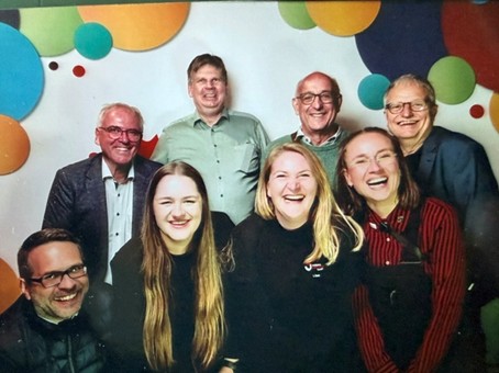Gestaltung der und Bildungsarbeit für die Gedenkstätte Neue Bremm einsetzen (v.lks.); vorne: Dr.  Erik Harms -Immand (Landeszentrale für politische Bildung), Hannah Meuler (Geschäftsführerin LJR), Lisa Denneler (LJR),  Alisa Alic (Uni Trier und LJR); hinten: Frank-M.Hofmann (Sprecher LAGE), Prof. Dr. Thomas Grotum (Uni Trier), Georg Vogel (früher LJR, heute Sozialministerium), Dr. Burkhard Jellonnek (Initiative Neue Bremm) 