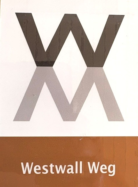 Logo des Westwall-Wanderweges im Kirkeler Wald